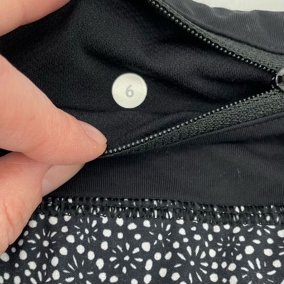 Lululemon 6 Speed Short 4-way Stretch 2.5"
Freckle Flower Black White - Picture 5 of 8